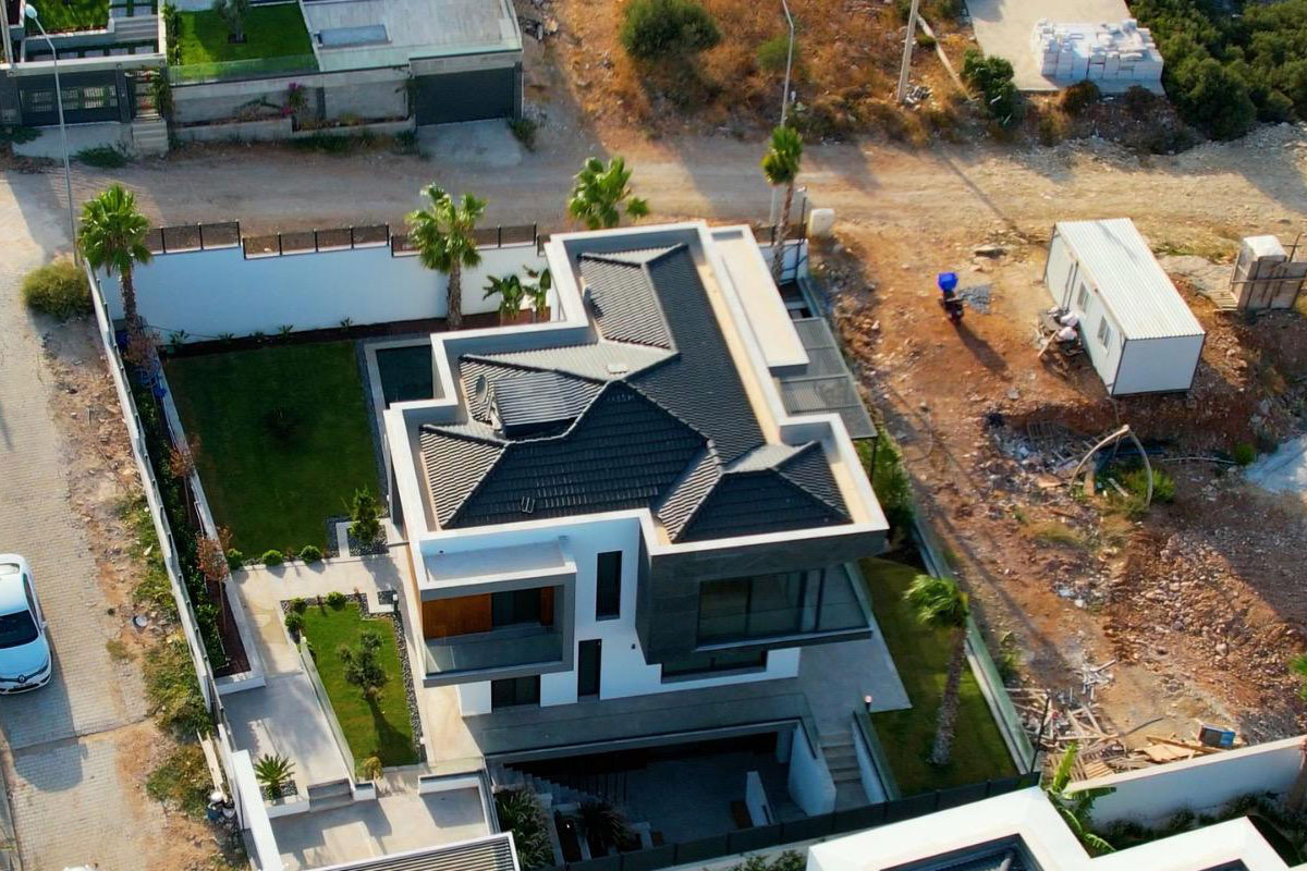 Dalyan villa tamamlanmış çatı sistemi ve dış cephe görünümü