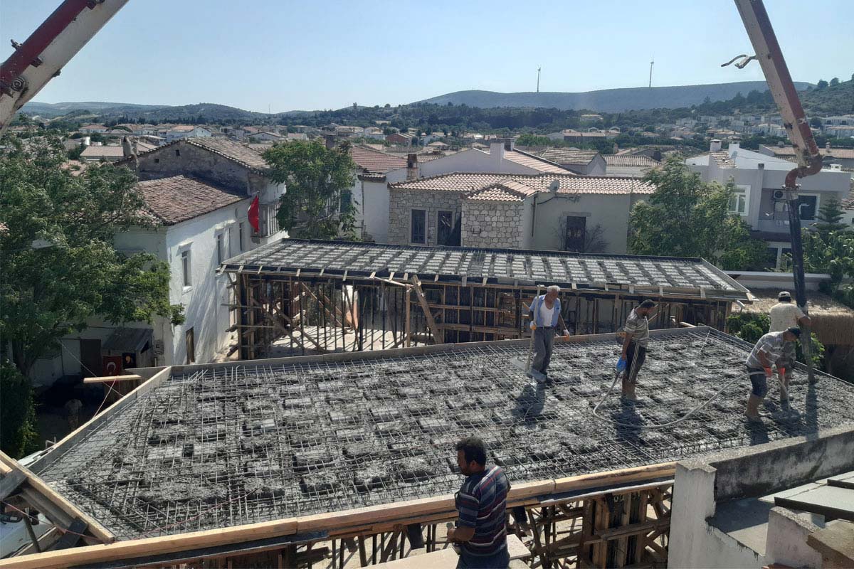 Alaçatı butik otel teras beton döküm çalışması