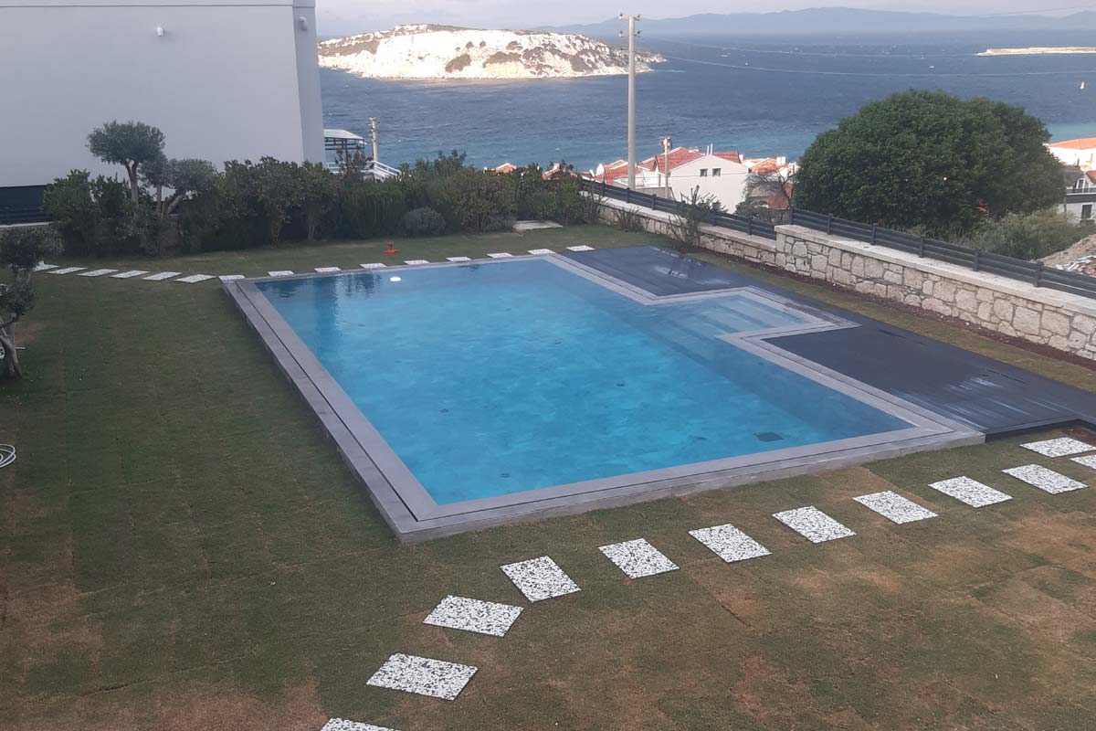 Tamamlanmış havuz ve peyzaj alanı, deniz manzaralı Karaburun villa bahçesi