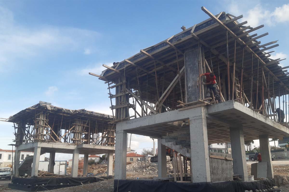 Reisdere villa çatılı kaba yapı ve havuz çalışmaları