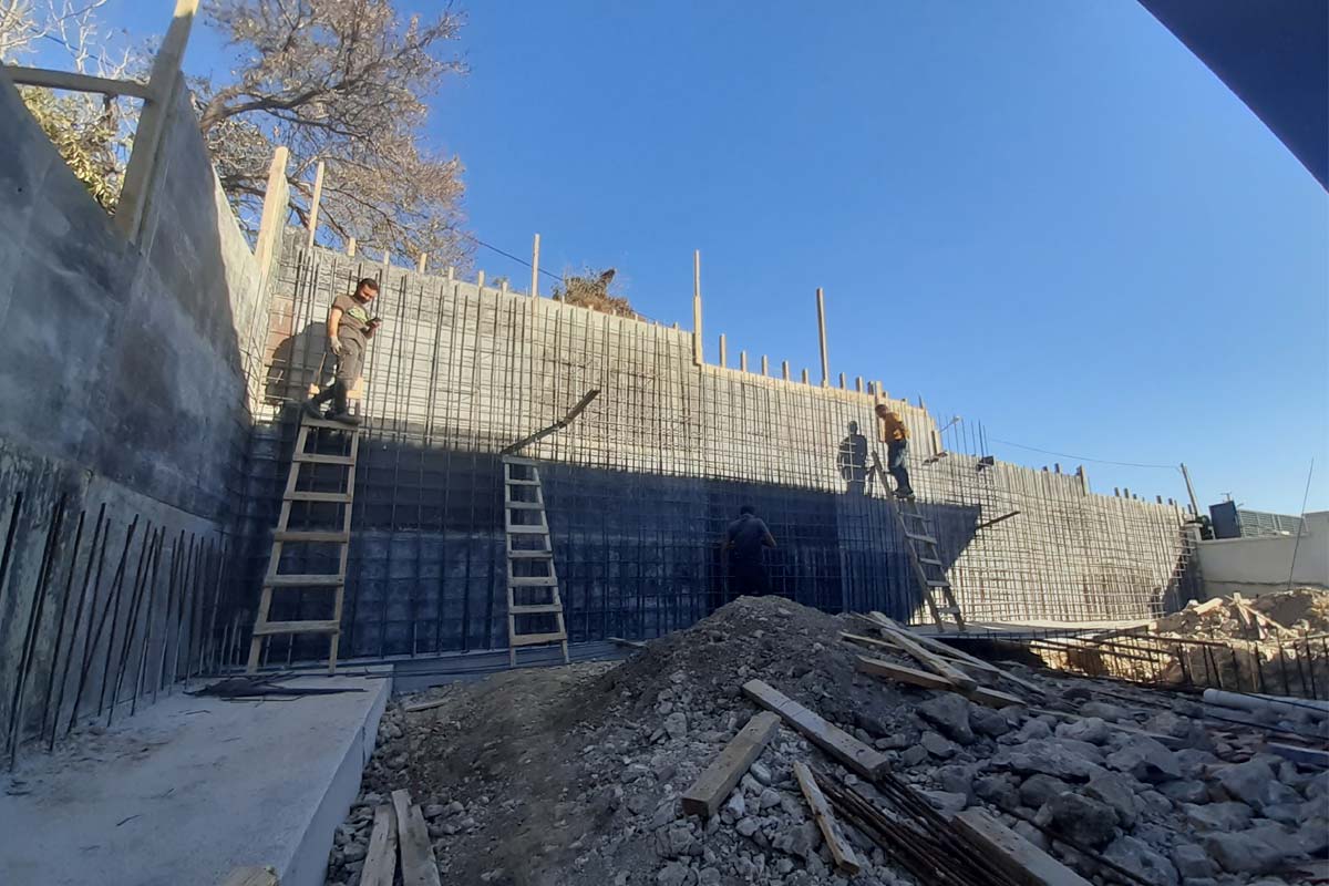 "Villa çevresinde istinat duvarı kalıp ve temel hazırlık süreci - Şifne, Çeşme"