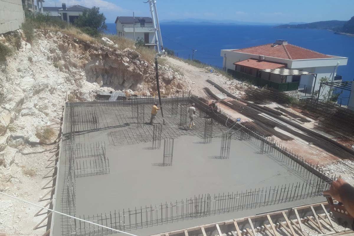 Karaburun’da villa temel beton döküm süreci