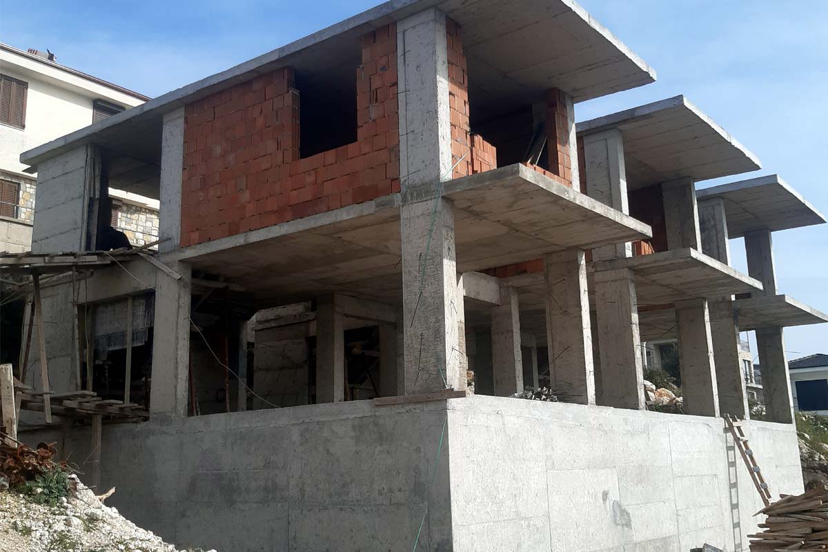 Tamamlanan bodrum perde ve yapısal kolon görünümü