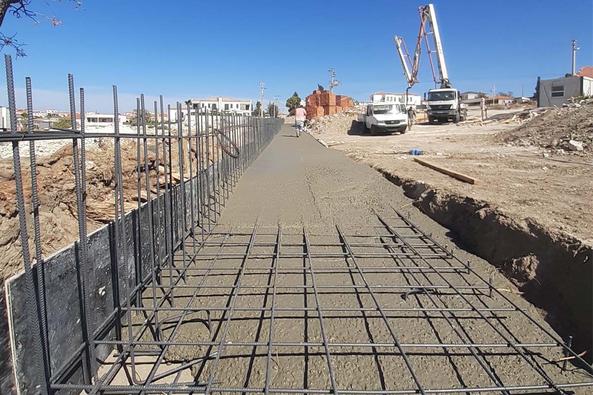 Eğime paralel temel betonu ve donatı yerleşimi – Reisdere istinat perdesi çalışması