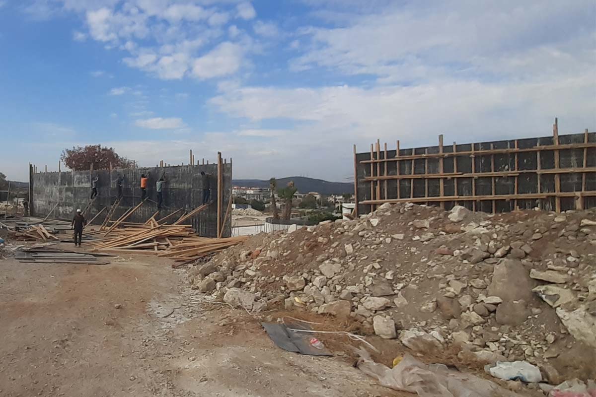Yüksek kotlu betonarme istinat perdesi kalıp montajı – Reisdere