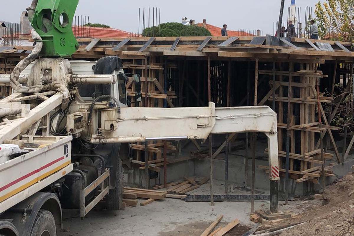 Kaba inşaat sırasında beton pompası ile temele beton dökümü – Barbaros konut projesi