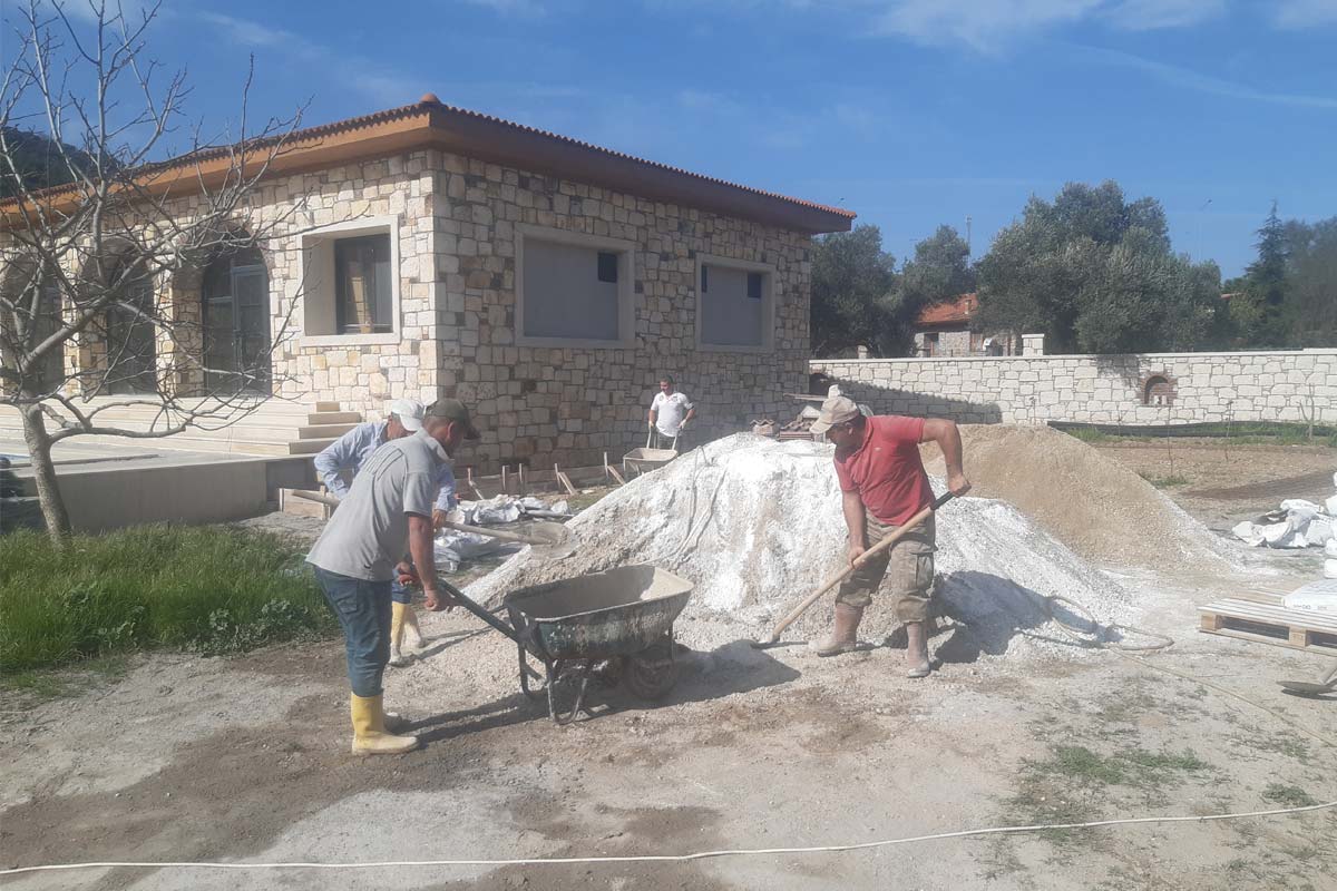 İnşaat çalışanları malzeme kararken – şantiye genel görünüm