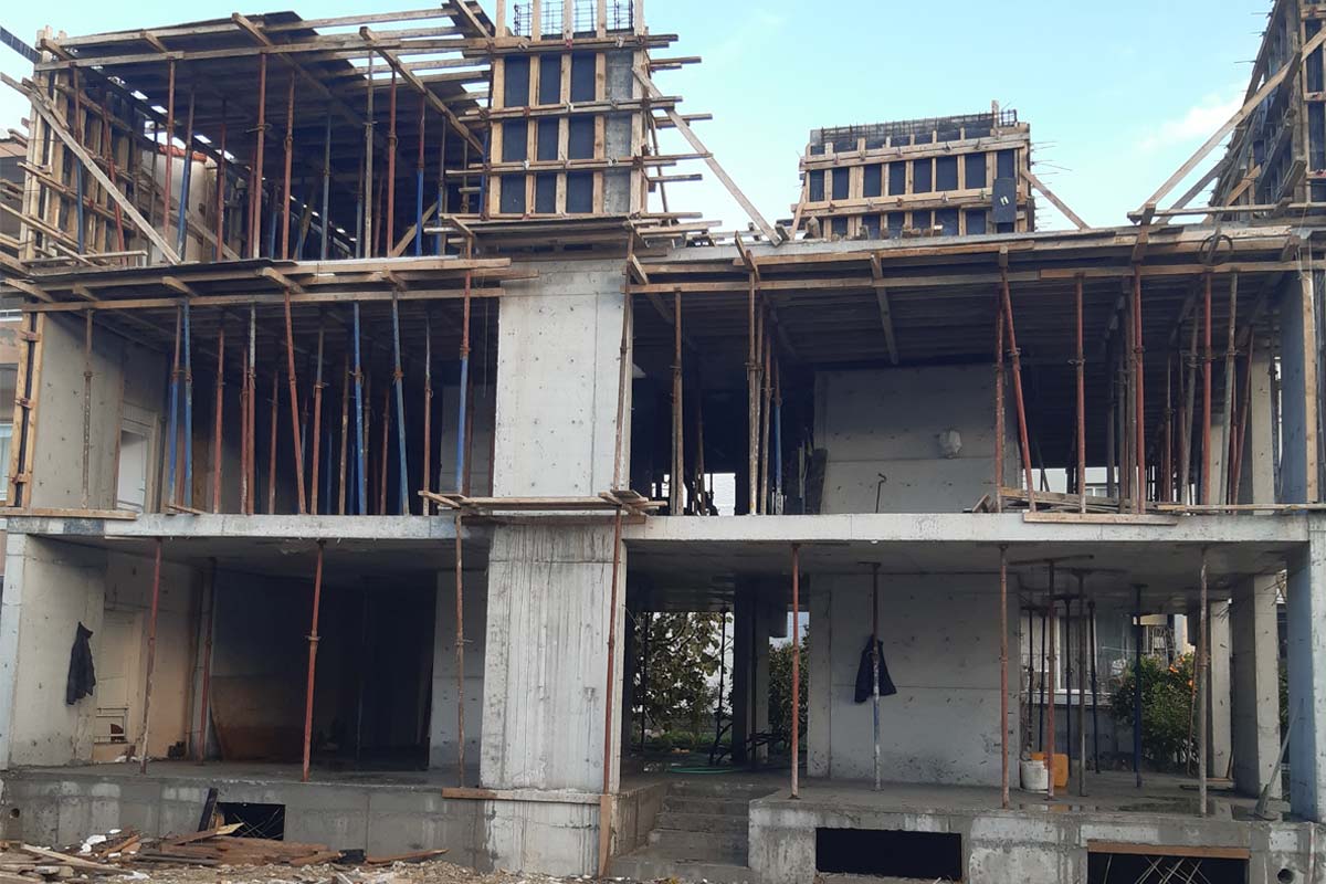 İnşaat halinde betonarme yapı – ön cepheden görünüm